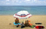 Sobres, exubérants, démonstratifs, discrets, les parasols fleurissent partout sur les plages