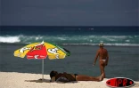 Sobres, exubérants, démonstratifs, discrets, les parasols fleurissent partout sur les plages
