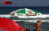Sobres, exubérants, démonstratifs, discrets, les parasols fleurissent partout sur les plages
