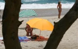 Sobres, exubérants, démonstratifs, discrets, les parasols fleurissent partout sur les plages