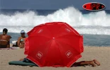 Sobres, exubérants, démonstratifs, discrets, les parasols fleurissent partout sur les plages