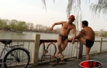 À Pékin, les  nageurs pratiquent leur sport quelle que soit la saison