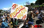 25 000 grévistes de l'Éducation nationale ont manifesté  à Saint-Pierre le mercredi 23 avril 2003. Ils protestent toujours contre &quot;le démantèlement du service public d'éducation&quot;