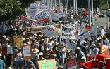 25 000 grévistes de l'Éducation nationale ont manifesté  à Saint-Pierre le mercredi 23 avril 2003. Ils protestent toujours contre &quot;le démantèlement du service public d'éducation&quot;