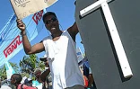 25 000 grévistes de l'Éducation nationale ont manifesté  à Saint-Pierre le mercredi 23 avril 2003. Ils protestent toujours contre &quot;le démantèlement du service public d'éducation&quot;