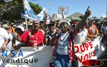 25 000 grévistes de l'Éducation nationale ont manifesté  à Saint-Pierre le mercredi 23 avril 2003. Ils protestent toujours contre &quot;le démantèlement du service public d'éducation&quot;