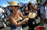 25 000 grévistes de l'Éducation nationale ont manifesté  à Saint-Pierre le mercredi 23 avril 2003. Ils protestent toujours contre &quot;le démantèlement du service public d'éducation&quot;