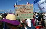25 000 grévistes de l'Éducation nationale ont manifesté  à Saint-Pierre le mercredi 23 avril 2003. Ils protestent toujours contre &quot;le démantèlement du service public d'éducation&quot;