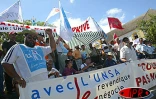 25 000 grévistes de l'Éducation nationale ont manifesté  à Saint-Pierre le mercredi 23 avril 2003. Ils protestent toujours contre &quot;le démantèlement du service public d'éducation&quot;