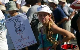 25 000 grévistes de l'Éducation nationale ont manifesté  à Saint-Pierre le mercredi 23 avril 2003. Ils protestent toujours contre &quot;le démantèlement du service public d'éducation&quot;