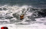 Bravant le danger, des surfeurs ont profité de la forte houle provoqué par le  cyclone tropical Ando, qui a frôlé La Réunion le samedi 6 janvier 2001, pour surfer à Roches Noires (Ouest). Ils ont été interpellés par les gendarmes à leur sortie de l'eau
