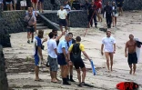 Bravant le danger, des surfeurs ont profité de la forte houle provoqué par le  cyclone tropical Ando, qui a frôlé La Réunion le samedi 6 janvier 2001, pour surfer à Roches Noires (Ouest). Ils ont été interpellés par les gendarmes à leur sortie de l'eau