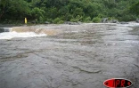 Dimanche 5 mars 2006 - Tempête Diwa

Déferlant des hauts les eaux boueuses ont submergé le radier du Bernica Saint-Paul