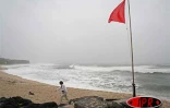 Dimanche 5 mars 2006 - Tempête Diwa

Drapeau rouge sur la plage déserte de Boucan Canot (Ouest)
