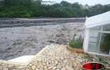 Dimanche 5 mars 2006 - Tempête Diwa

Déjà en partie emporté lors des pluies des samedi 18 et dimanche 19 février, ces maisons ont perdu de nouveaux pans de murs suite à la forte crue de la rivière des Pluies
