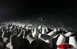Jeudi 12 octobre 2007 -

Des dizaines de tétrapodes sont posés toutes les nuits le long de la route du littoral côté mer