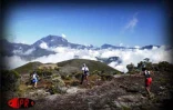 Les concurrents du Grand raid 2002 lors de leur passage au Piton Textor sur la route du volcan