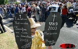 Lundi 16 juin 2003
Plusieurs centaines de personnes ont manifesté devant le rectorat pour s'opposer au transfert des personnels non enseignants. Des heurts ont eu lieu avec les forces de l'ordre