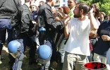 Lundi 16 juin 2003
Plusieurs centaines de personnes ont manifesté devant le rectorat pour s'opposer au transfert des personnels non enseignants. Des heurts ont eu lieu avec les forces de l'ordre