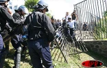 Lundi 16 juin 2003
Plusieurs centaines de personnes ont manifesté devant le rectorat pour s'opposer au transfert des personnels non enseignants. Des heurts ont eu lieu avec les forces de l'ordre