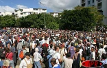 Lundi 16 juin 2003
Plusieurs centaines de personnes ont manifesté devant le rectorat pour s'opposer au transfert des personnels non enseignants. Des heurts ont eu lieu avec les forces de l'ordre