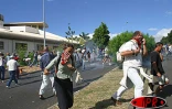 Lundi 16 juin 2003
Plusieurs centaines de personnes ont manifesté devant le rectorat pour s'opposer au transfert des personnels non enseignants. Des heurts ont eu lieu avec les forces de l'ordre