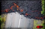 14 janvier 2002. La lave atteint la mer après avoir traversé la route nationale 2