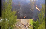 14 janvier 2002. La lave atteint la mer après avoir traversé la route nationale 2