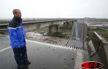 Dimanche 25 février 2007 - Cyclone Gamèe -
Le pont sur la rivière Saint-Etienne s'est effondré après avoir été destabilisé par les eaux en crue de la rivière