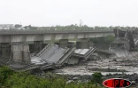 Dimanche 25 février 2007 - Cyclone Gamèe -
Le pont sur la rivière Saint-Etienne s'est effondré après avoir été destabilisé par les eaux en crue de la rivière