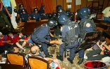 La manifestation des personnels de l'Éducation nationale à Saint-Denis a dégénéré en affrontements avec les forces de l'ordre le lundi 19 mai 2003