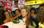 Bernadette Chirac en visite à La Réunion le mercredi 17 avril et le jeudi 18 avril 2002.  Son séjour s'inscrit dans le cadre de la campagne de son mari, Jacques Chirac pour la présidentielle