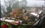 Le cyclone tropical intense Dina s'est abattu sur La Réunion le 22 janvier 2002. Les dégâts provoqués par les vents et les pluies se sont chiffrés à plusieurs millions d'euros.