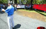 Le mardi 8 octobre 2002 de 8 heures à midi, des centaines de centaines de jeunes employés contrat emploi-jeunes ont paralysé le réseau routier de La Réunion. Ils craignent de perdre leur emploi
