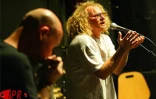 Danyèl Waro, l'un des principaux chantres du maloya (musique traditionnelle de La Réunion) et l'harmoniciste Olivier Ker Ourio  en répétition pour une série de concerts en septembre 2002