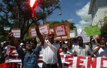 À l'appel du collectif Emplois en danger, 2 000 jeunes employés en contrat emplois jeunes (CEJ) ont manifesté dans les rues de Saint-Denis le mercredi 18 septembre 2002 lors de la visite officielle de Brigitte Girardin, ministre de l'Outre-mer