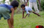 Depuis quelques années, le moringue s'est imposé auprès des jeunes. Cet art de combat venu d'Afrique s'est transformé en activité sportive où la danse prend le pas sur la lutte guerrière