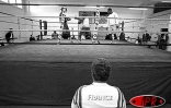 Aldo Consentino, entraîneur de l'équipe de France de boxe, suit attentivement les combats lors du test-match du 21août 2003