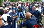 Lundi 16 juin 2003
Plusieurs centaines de personnes ont manifesté devant le rectorat pour s'opposer au transfert des personnels non enseignants. Des heurts ont eu lieu avec les forces de l'ordre