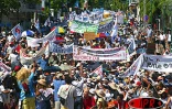20 000 grévistes de l'Éducation nationale ont manifesté dans les rues de Saint-Denis le mardi 15 avril 2003. il s'agit de la plus grande manifestation de ces 20 dernières années