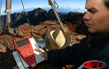 Opération de mesure du Piton des Neiges le mercredi 14 mai 2003 -
Le géomètre P. Brial regardant sur le récepteur GPS la position des satellites par rapport à la terre (Photo Nicolas Villeneuve)