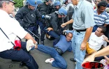 Une bref ralé poussé a opposé les grévistes de l'Éducation nationale aux forces de l'ordre ce jeudi 17 avril 2003 devant la préfecture à Saint-Denis