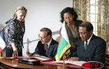 Mejamirado Razafimihary, ministre malgache de l'industrialisation et du commerce et Pierre-André Wiltzer, ministre français de la coopération ont signé vendredi 25 juillet 2003 un accord de protection  des investissements dans les deux pays