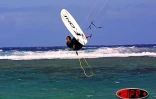 Samedi 19 juillet 2003
Le fly surf a de plus en plus d'adeptes à la Réunion. Les  amateurs de ce sport très athlétique s'entraînent régulièrement sur la petite plage de Trou d'Eau (Ouest)