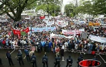15 000 personnes selon les syndicats (4 000 selon la police) ont manifesté dans les rues de Saint-André (Est) ce mardi 6 mai 2003 pour protester contre &quot;les projet du gouvernement de démantèlement du service public d'Éducation en particulier et du service