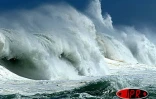 Dimanche 31 août 2003 -
Des vagues énormes s'écrasent sur la côte Sud-Ouest
