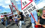 Mardi 27 mai 2003 -
25 000 personnes ont manifesté à Saint-Benoît contre les projets de réforme du gouvernement. Il s'agit de la plus grande manifestation jamais organisée à La Réunion