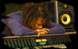 En juin 2001 lors de l'enregistrement de èRas kok&quot; l'album de Thierry Gauliris et Baster dans les locaux de Digital studio à Saint-Denis de La Réunion