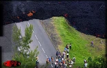 14 janvier 2002. La lave atteint la mer après avoir traversé la route nationale 2