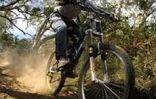 À La Réunion, les amateurs de vélo tout-terrain disposent d'un terrain de jeu exceptionnel. Avec son relief accidenté, l'Île propose une bonne dizaine de parcours différents
